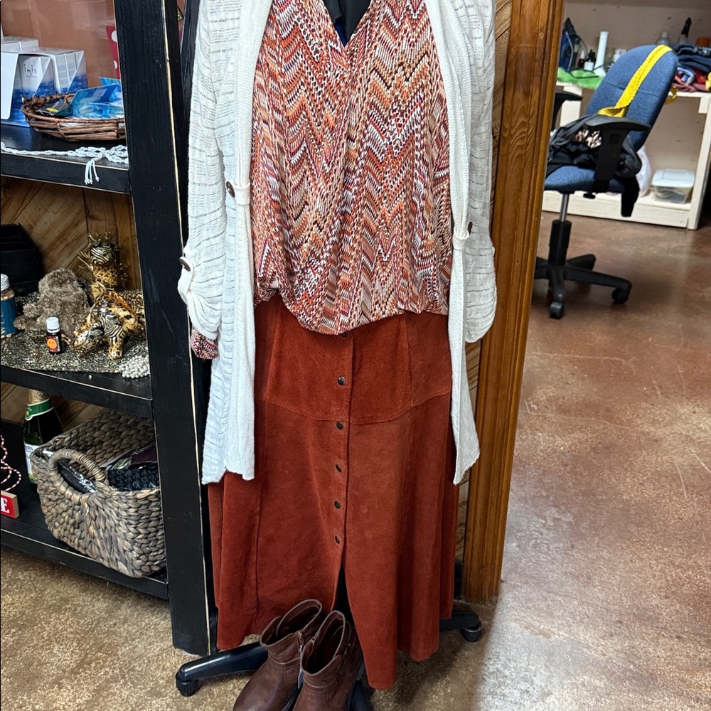 Vintage Rust Button-Front Suede Skirt Size 6. - Picture 2 of 6